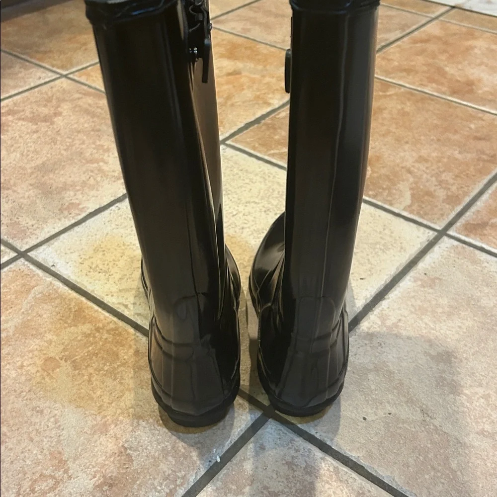 Hunter Original Tall Gloss Rain Boots, Black with green interior, Size 7M/8F